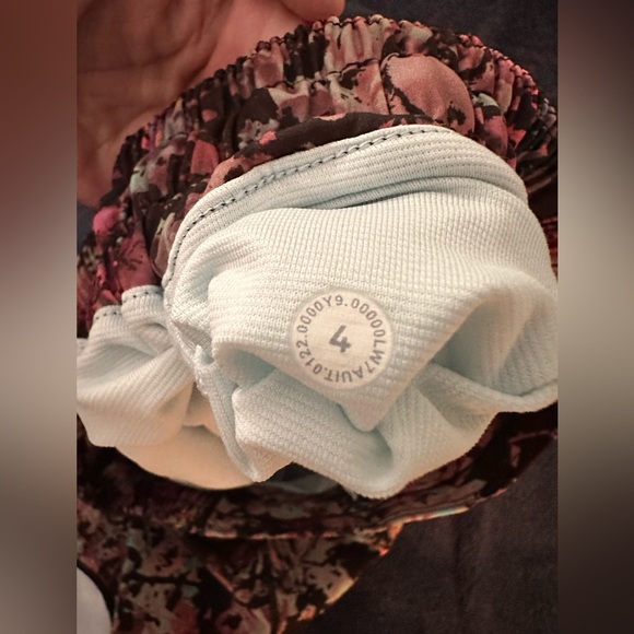 Lululemon Hotty Hot Low-Rise Lined Shorts 4” - Picture 6 of 6